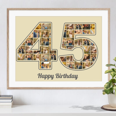 Geschenkcollage mit speziellen Bildern als Zahl 45 auf sandfarbenem Hintergrund als persönliches Geschenk zum Geburtstag hängt an einer weissen Wand in hellem Rahmen über einer Kommode mit Büchern und einer Pflanze