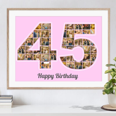 Schöne Geschenkidee zum Geburtstag personalisierte Zifferncollage 45 mit eigenen Bildern auf rosa Hintergrund in hellem Holzrahmen an eine Wand gelehnt neben einer Pflanze