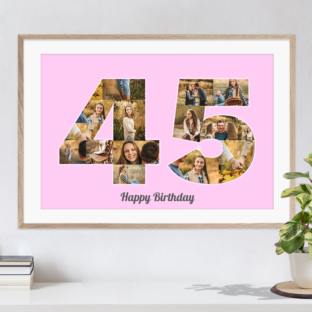 Hervorragende Geschenkidee zum Geburtstag kreative Collage mit Zahl 45 und individuellen Bildern auf rosa Hintergrund in hellem Rahmen hängend über Kommode mit Büchern und Pflanze