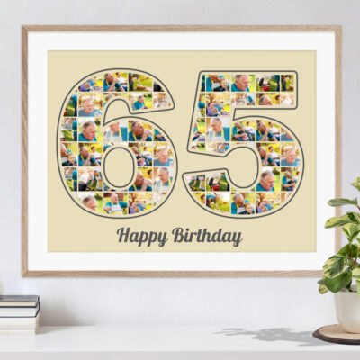 Geschenkcollage mit speziellen Bildern als Zahl 65 auf sandfarbenem Hintergrund als persönliches Geschenk zum Geburtstag hängt an einer weissen Wand in hellem Rahmen über einer Kommode mit Büchern und einer Pflanze