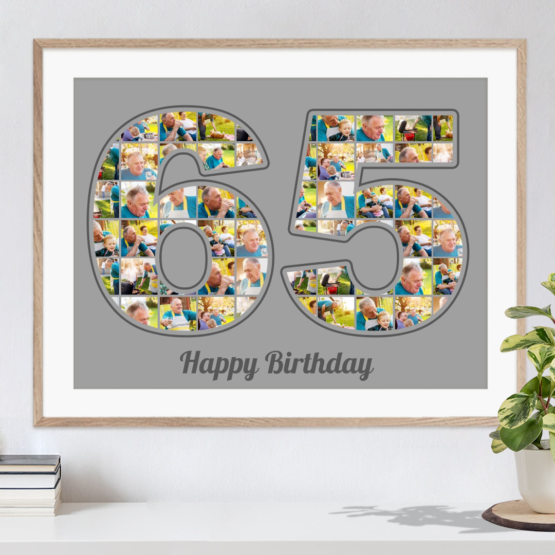 Kreatives Geschenk zum 65. Geburtstag Zahlencollage auf grau in Holzrahmen mit den schönsten Fotos über einer Pflanze und Büchern auf einer Kommode