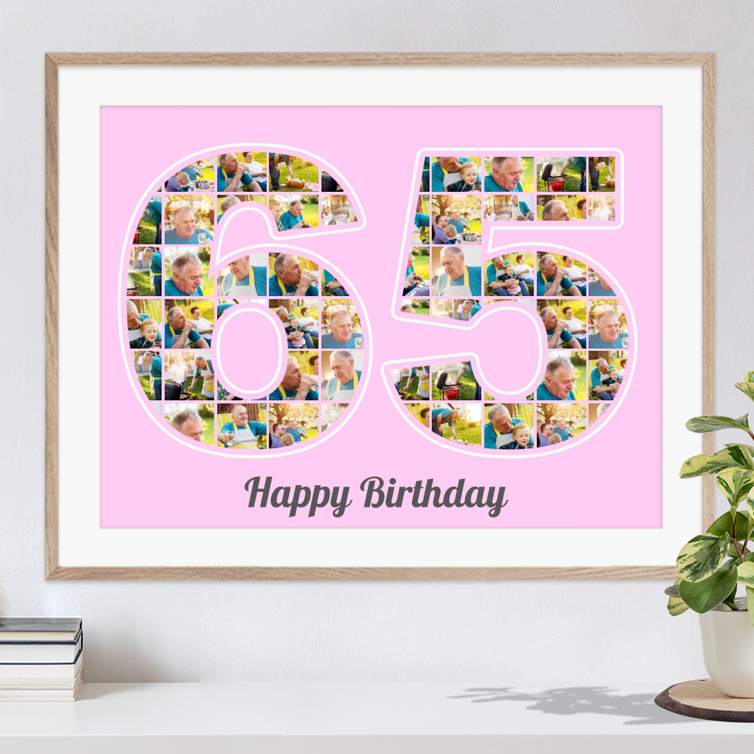 Schöne Geschenkidee zum Geburtstag personalisierte Zifferncollage 65 mit eigenen Bildern auf rosa Hintergrund in hellem Holzrahmen an eine Wand gelehnt neben einer Pflanze