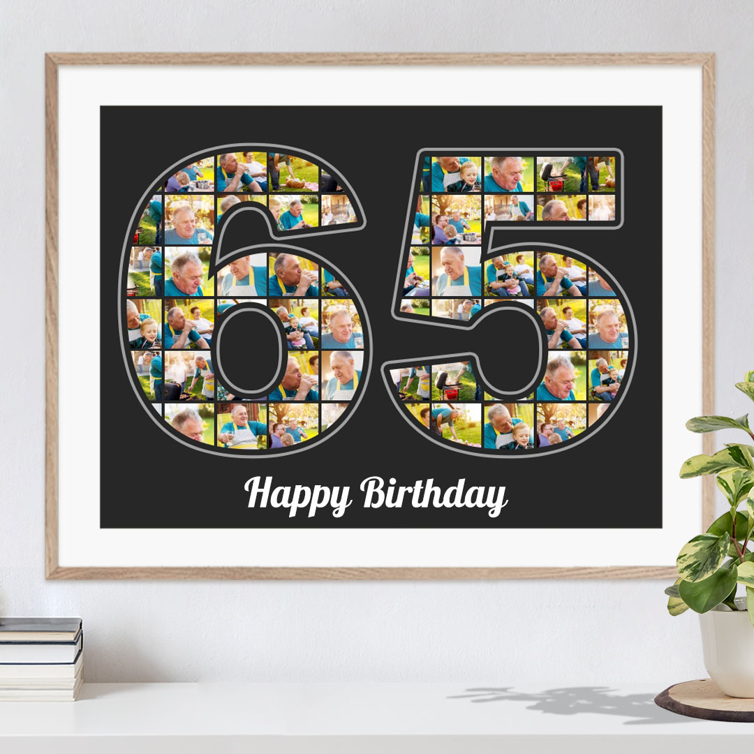Zahl 65 als Collage vor schwarzem Hintergrund befüllt mit individuellen Fotos als herrliches Geburtstagsgeschenk in Holzrahmen über einer Kommdoe mit Pflanze und Büchern aufgehängt