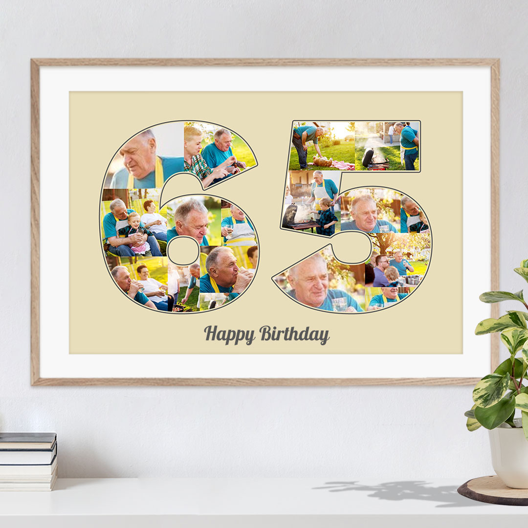 Collage mit individuellen Bildern als Ziffer 65 vor beigem Hintergrund als tolle Geschenkidee zum Geburtstag hängt an einer weissen Wand in hellem Rahmen über einer Kommode mit Büchern und einer Pflanze