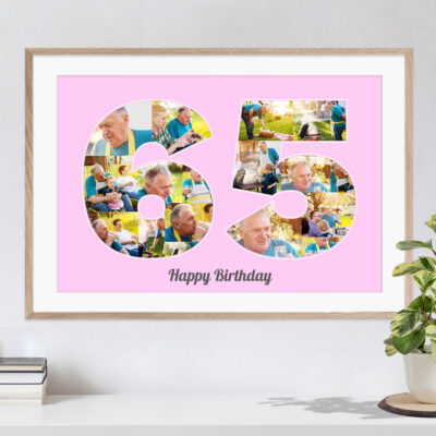 Hervorragende Geschenkidee zum Geburtstag kreative Collage mit Zahl 65 und individuellen Bildern auf rosa Hintergrund in hellem Rahmen hängend über Kommode mit Büchern und Pflanze