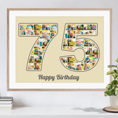 Geschenkcollage mit speziellen Bildern als Zahl 75 auf sandfarbenem Hintergrund als persönliches Geschenk zum Geburtstag hängt an einer weissen Wand in hellem Rahmen über einer Kommode mit Büchern und einer Pflanze