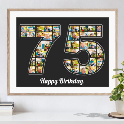 Zahl 75 als Collage vor schwarzem Hintergrund befüllt mit individuellen Fotos als herrliches Geburtstagsgeschenk in Holzrahmen über einer Kommdoe mit Pflanze und Büchern aufgehängt