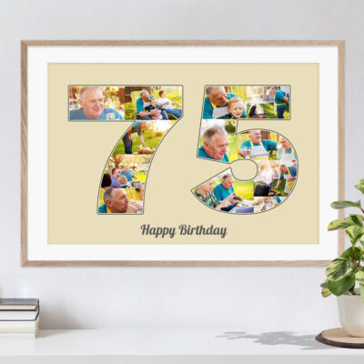 Collage mit individuellen Bildern als Ziffer 75 vor beigem Hintergrund als tolle Geschenkidee zum Geburtstag hängt an einer weissen Wand in hellem Rahmen über einer Kommode mit Büchern und einer Pflanze