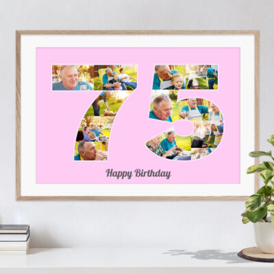 Hervorragende Geschenkidee zum Geburtstag kreative Collage mit Zahl 75 und individuellen Bildern auf rosa Hintergrund in hellem Rahmen hängend über Kommode mit Büchern und Pflanze