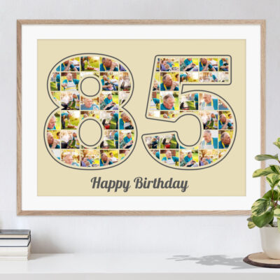 Geschenkcollage mit speziellen Bildern als Zahl 85 auf sandfarbenem Hintergrund als persönliches Geschenk zum Geburtstag hängt an einer weissen Wand in hellem Rahmen über einer Kommode mit Büchern und einer Pflanze