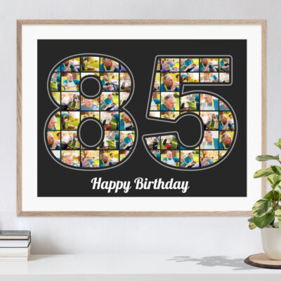 Zahl 85 als Collage vor schwarzem Hintergrund befüllt mit individuellen Fotos als herrliches Geburtstagsgeschenk in Holzrahmen über einer Kommdoe mit Pflanze und Büchern aufgehängt