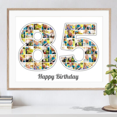 Zahl Collage 85 als originelles Geburtstagsgeschenk mit vielen Bildern auf weissem Hintergrund in Rahmen über Kommode mit Pflanze und Büchern