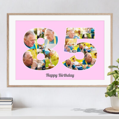 Hervorragende Geschenkidee zum Geburtstag kreative Collage mit Zahl 85 und individuellen Bildern auf rosa Hintergrund in hellem Rahmen hängend über Kommode mit Büchern und Pflanze