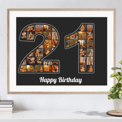 Zahl 21 als Collage vor schwarzem Hintergrund befüllt mit individuellen Fotos als herrliches Geburtstagsgeschenk in Holzrahmen über einer Kommdoe mit Pflanze und Büchern aufgehängt