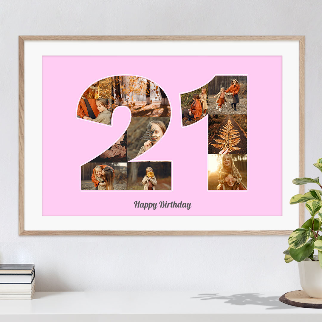 Hervorragende Geschenkidee zum Geburtstag kreative Collage mit Zahl 21 und individuellen Bildern auf rosa Hintergrund in hellem Rahmen hängend über Kommode mit Büchern und Pflanze