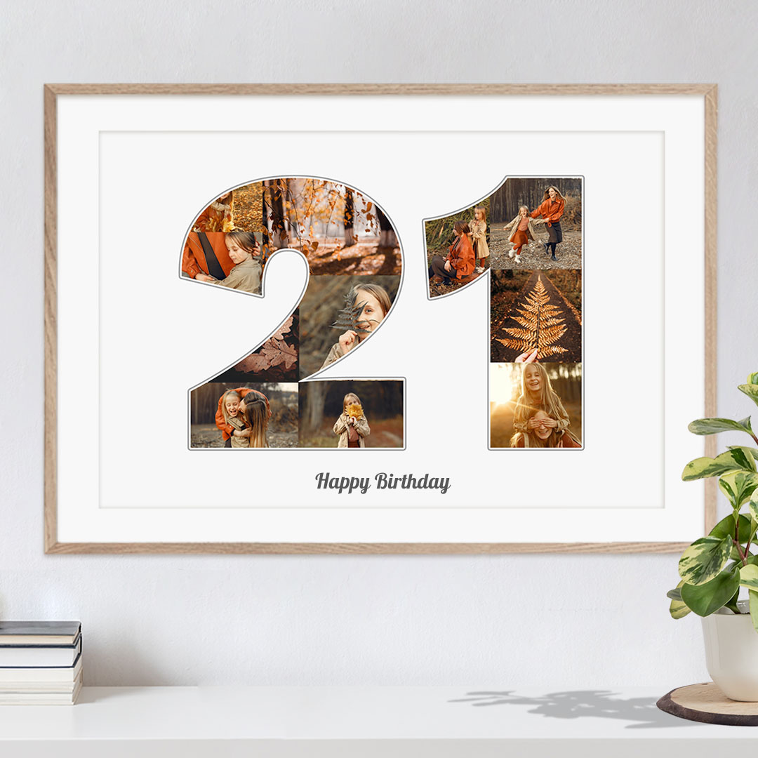 Kreative Idee für ein Fotocollage Geschenk als Zahl 21 zum Geburtstag auf weissem Hintergrund in hellem Holzrahmen an einer Wand hängend über einer Kommode auf der eine Pflanze und Bücher stehen