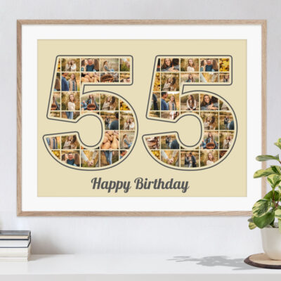 Geschenkcollage mit speziellen Bildern als Zahl 55 auf sandfarbenem Hintergrund als persönliches Geschenk zum Geburtstag hängt an einer weissen Wand in hellem Rahmen über einer Kommode mit Büchern und einer Pflanze