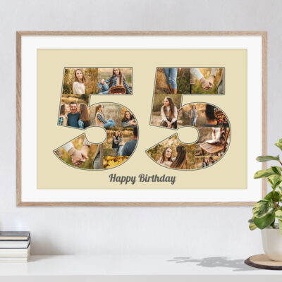 Collage mit individuellen Bildern als Ziffer 55 vor beigem Hintergrund als tolle Geschenkidee zum Geburtstag hängt an einer weissen Wand in hellem Rahmen über einer Kommode mit Büchern und einer Pflanze