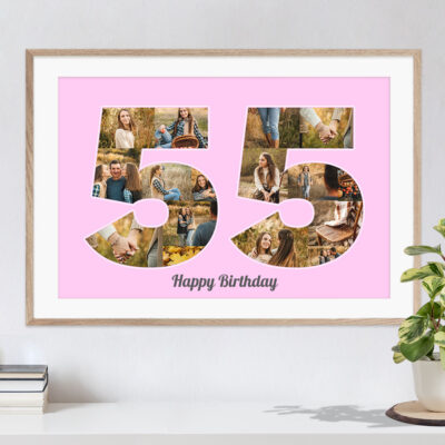 Hervorragende Geschenkidee zum Geburtstag kreative Collage mit Zahl 55 und individuellen Bildern auf rosa Hintergrund in hellem Rahmen hängend über Kommode mit Büchern und Pflanze
