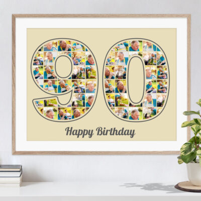 Geschenkcollage mit speziellen Bildern als Zahl 90 auf sandfarbenem Hintergrund als persönliches Geschenk zum Geburtstag hängt an einer weissen Wand in hellem Rahmen über einer Kommode mit Büchern und einer Pflanze