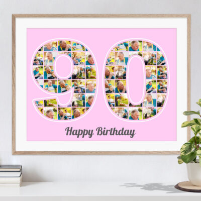 Schöne Geschenkidee zum Geburtstag personalisierte Zifferncollage 90 mit eigenen Bildern auf rosa Hintergrund in hellem Holzrahmen an eine Wand gelehnt neben einer Pflanze