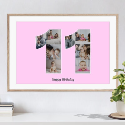 Hervorragende Geschenkidee zum Geburtstag kreative Collage mit Zahl 11 mit individuellen Bildern auf rosa Hintergrund in hellem Rahmen hängend über Kommode mit Büchern und Pflanze