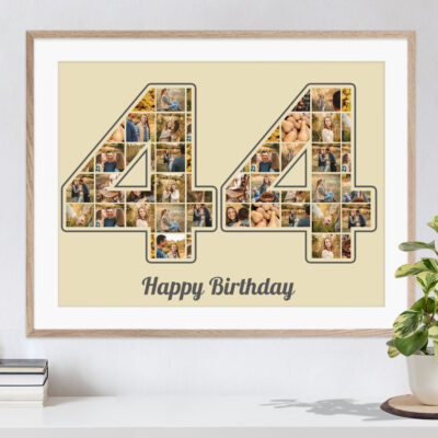 Geschenkcollage mit speziellen Bildern als Zahl 44 auf sandfarbenem Hintergrund als persönliches Geschenk zum Geburtstag hängt an einer weissen Wand in hellem Rahmen über einer Kommode mit Büchern und einer Pflanze