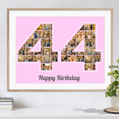 Schöne Geschenkidee zum Geburtstag personalisierte Zifferncollage 44 mit eigenen Bildern auf rosa Hintergrund in hellem Holzrahmen an eine Wand gelehnt neben einer Pflanze