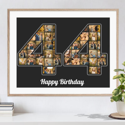 Zahl 44 als Collage vor schwarzem Hintergrund befüllt mit individuellen Fotos als herrliches Geburtstagsgeschenk in Holzrahmen über einer Kommdoe mit Pflanze und Büchern aufgehängt