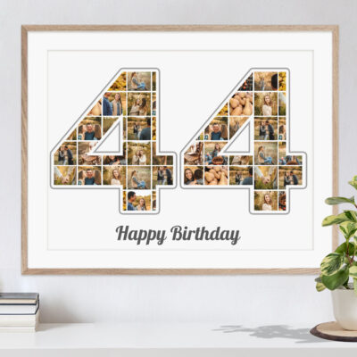 Zahl Collage 44 als originelles Geburtstagsgeschenk mit vielen Bildern auf weissem Hintergrund in Rahmen über Kommode mit Pflanze und Büchern
