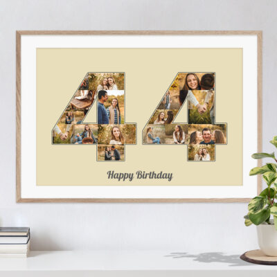Collage mit individuellen Bildern als Ziffer 44 vor beigem Hintergrund als tolle Geschenkidee zum Geburtstag hängt an einer weissen Wand in hellem Rahmen über einer Kommode mit Büchern und einer Pflanze