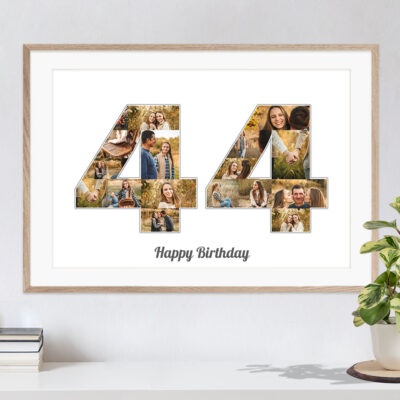 Kreative Idee für ein Fotocollage Geschenk als Zahl 44 zum Geburtstag auf weissem Hintergrund in hellem Holzrahmen an einer Wand hängend über einer Kommode auf der eine Pflanze und Bücher stehen