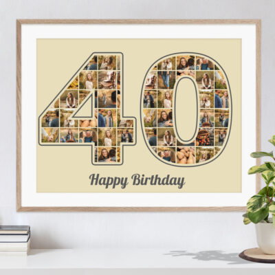 Originelles Geburtstagsgeschenk Collage als Zahl 40 in beige mit vielen Bildern hell eingerahmt in Holzrahmen über Kommode mit Pflanzen und Büchern