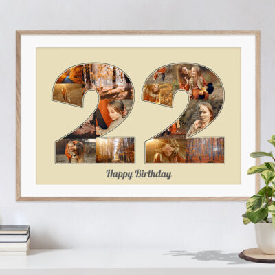 Collage mit individuellen Bildern als Ziffer 22 vor beigem Hintergrund als tolle Geschenkidee zum Geburtstag hängt an einer weissen Wand in hellem Rahmen über einer Kommode mit Büchern und einer Pflanze