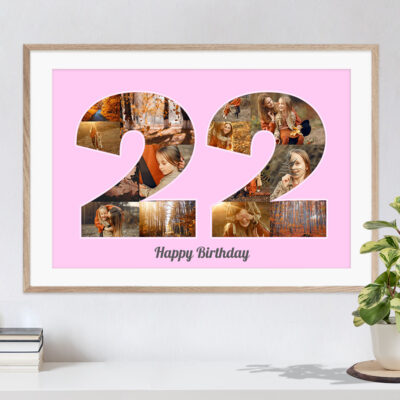 Hervorragende Geschenkidee zum Geburtstag kreative Collage mit Zahl 22 und individuellen Bildern auf rosa Hintergrund in hellem Rahmen hängend über Kommode mit Büchern und Pflanze