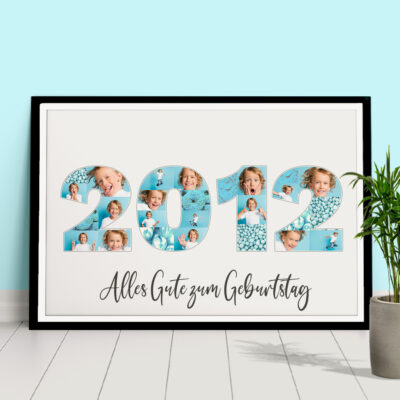 Perösnliche Geburtsjahr Collage als Jahreszahl 2012 Geschenk für Jungs zum 10. Geburtstag auf weiss in schwarzem Rahmen an hellblaue Wand gelehnt hinter Pflanze