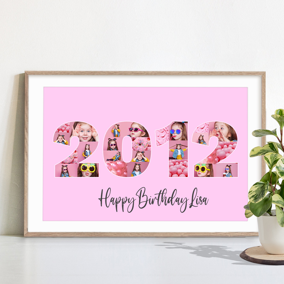 Cooles Geschenk für Mädchen zum 10. Geburstag Jahreszahl 2012 als Geburtsjahr Collage auf rosa Hintergrund in hellem Rahmen an Wand gelehnt hinter Pflanze