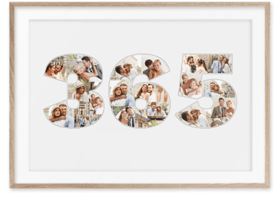 Fotocollage als Geschenk zum ersten Hochzeitstag mit Zahl 365 mit hellem Holzrahmen auf weißen Hintergrund